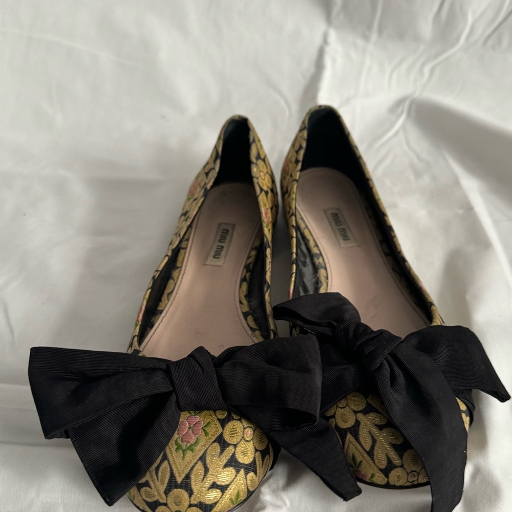 Miu Miu Sz 40 black brocade gold and floral ballet flat